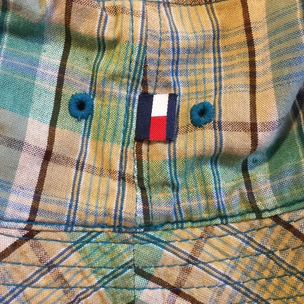 Tommy Hilfiger reversible brimmed